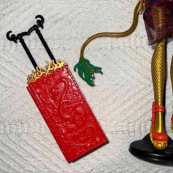 Jinafire Long Scaris Monster High Doll - Picture 5 of 8